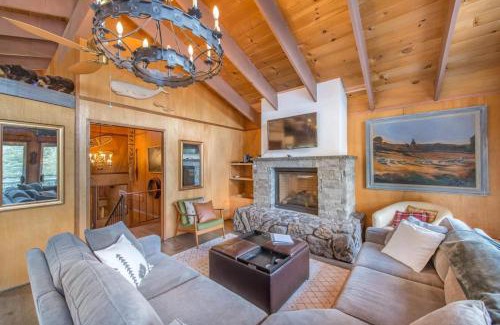 Chamberlands House | Mahogany by AvantStay Snowbird Cabin w Full Chamberlands Access