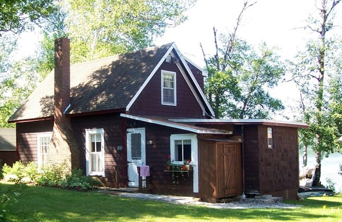 Charleston Cottage | MAIN Cottage: family & pet friendly on pristine Echo Lake in VT's NEK!