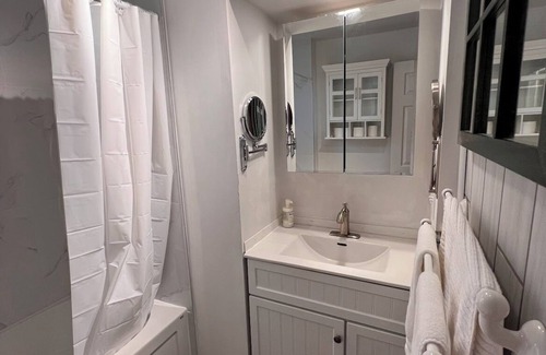 Toronto Apartment | Main Lilac private-unit 10-min to Airport