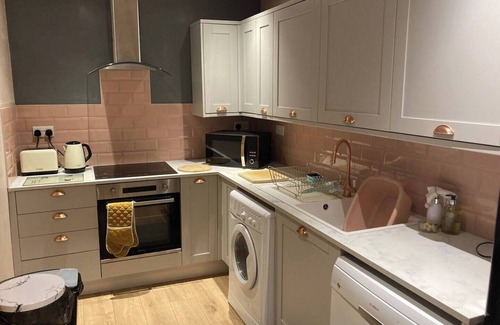 Leith Apartment | Main Private Door, 3 Bed, Lovely Victorian Flat, next to Tram Stop at Leith Walk