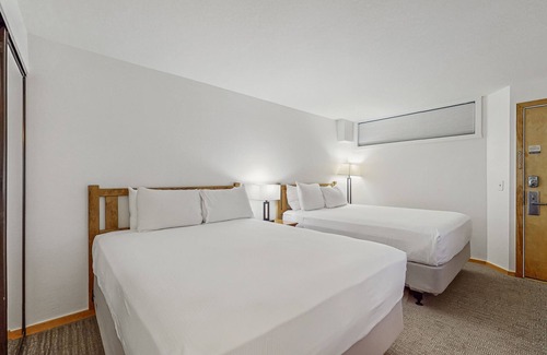 West End Cabin | Main St. room - pool & hot tub - walk to lifts, dog-friendly, ground-floor