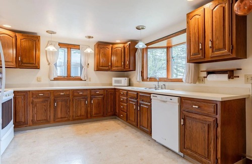 Brownfield Cottage | Maine Lakehouse near N. Conway Beach Access/Pool table/Screened Porch/gas grill