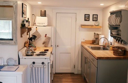 Hampden Cottage | MaineStay Cottage #5 With Fireplace & Fully Stocked Kitchen in Hampden/Bangor
