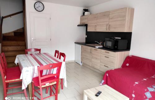 Solesmes House | Maison accueillante à Solesmes avec terrasse et parking inclus