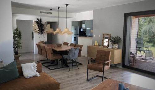 Varaire Villa | Maison avec terrasse en bois et piscine