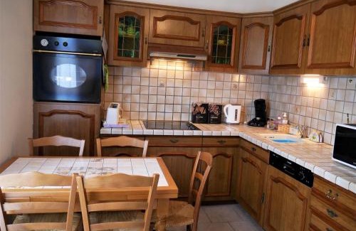 Sully-sur-Loire House | Maison cosy à Sully-sur-Loire, 5 chambres, terrasse, parking, draps et chauffage inclus - FR-1-590-220