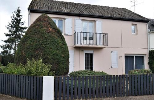 Sully-sur-Loire House | Maison cosy à Sully-sur-Loire, 5 chambres, terrasse, parking, draps et chauffage inclus - FR-1-590-220