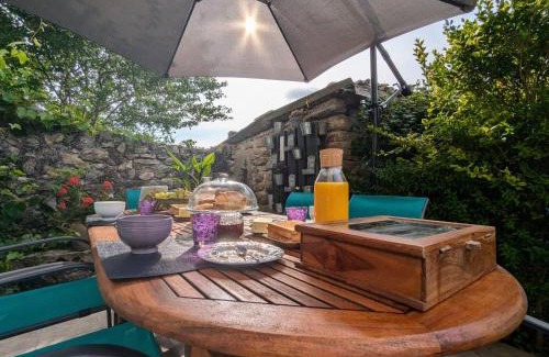 Saint-Victor-sur-Arlanc Bed & Breakfast | Maison d'hôtes rénovée avec table d'hôte dans la campagne Altiligérienne - FR-1-582-522