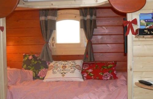 Romans-sur-Isere Bed & Breakfast | Maison d'Hôtes et Roulotte" Le 6 Bis"