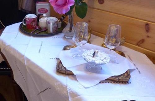 Romans-sur-Isere Bed & Breakfast | Maison d'Hôtes et Roulotte" Le 6 Bis"