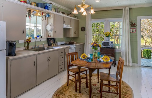 Rayne Cottage | Maison D'Memoire Bed & Breakfast Cottages