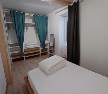 Saint-Pierre-de-Cole House | Maison de bourg