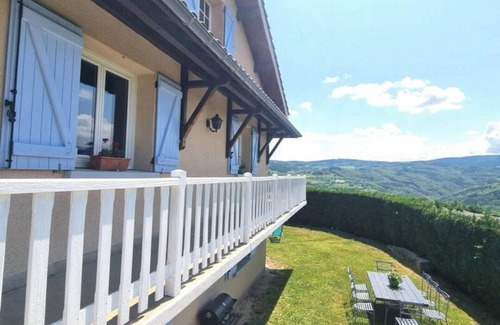 Saint-Georges-en-Couzan House | Maison de Campagne Entière Gîte 3 Épis Jardin Extérieur Clos Animaux Admis