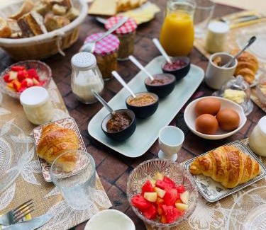 Saint-Julien-de-Peyrolas Bed & Breakfast | Maison des Bourgades