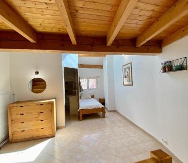 Saint-Paulet-de-Caisson Apartment | Maison de village