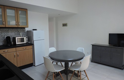 Salignac-sur-Charente House | Maison de Village Avec Jardin, Idéale Pour des Vacances en Famille