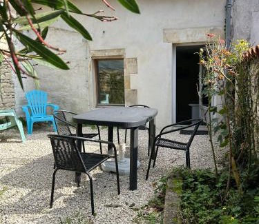Marans House | Maison de la Greve - coeur de Marans avec cour