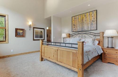 Highland Meadows House | Maison de Neige - Breathtaking Mountain Stay for 8 with Hot Tub