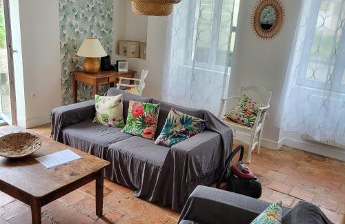 Mezieres sous Lavardin House | Maison de Village avec Jardin, Parc Privé et Box Fibre, Animaux Bienvenus, à 15 min du Mans - FR-1-410-333