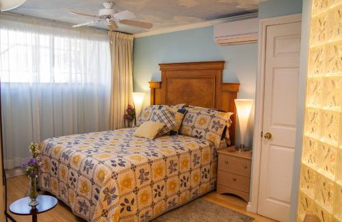 Gay Village Bed & Breakfast | Maison Des Jardins B & B