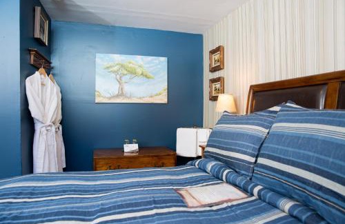 Gay Village Bed & Breakfast | Maison Des Jardins B & B