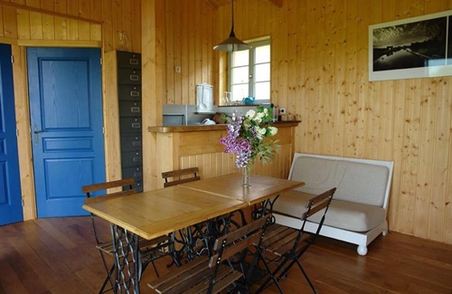 Nuits House | Maison en bois dans un pré