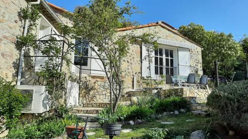 Saint-Laurent-de-Cerdans Apartment | maison en pierre dans un écrin de verdure