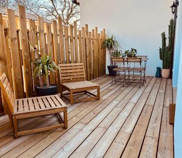 Saint-Victor-la-Coste Apartment | Maison ensoleillée climatisée avec terrasse et parking