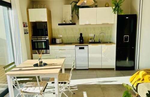 Saint-Victor-la-Coste Apartment | Maison ensoleillée climatisée avec terrasse et parking
