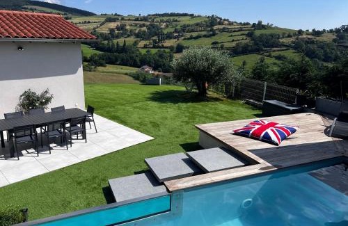 Brullioles Villa | Maison et piscine chauffée, vue Monts du Lyonnais