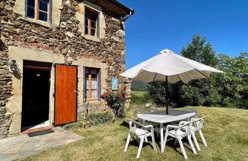 Saint-Vert House | Maison familiale 4 chambres avec jardin, cheminée, poêle à bois, parking et Wi-Fi - FR-1-582-230