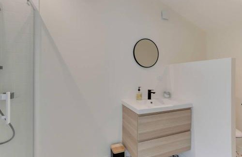 Saint-Jacques-de-la-Lande Apartment | Maison Joseph - Chambre 1