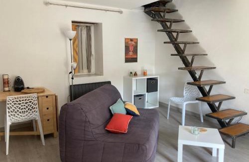 Corte Apartment | Maison Kyprea: charmant appartement/duplex , spacieux, tout confort avec terrasse extérieure privée, parking privatif , vue pittoresque sur la citadelle de Corté et les montagnes.