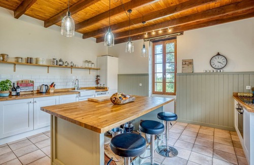 Ferrensac Villa | Maison Longchamps - Five Bedroom Villa, Sleeps 10