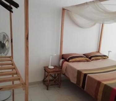 Mbour House | Maison Manour Chambre espacée et climatisée