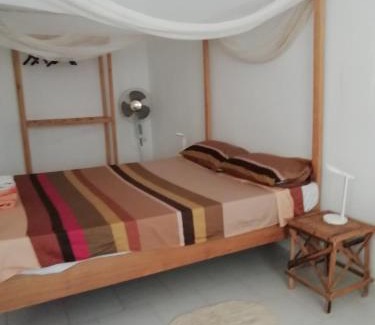 Mbour House | Maison Manour Chambre espacée et climatisée