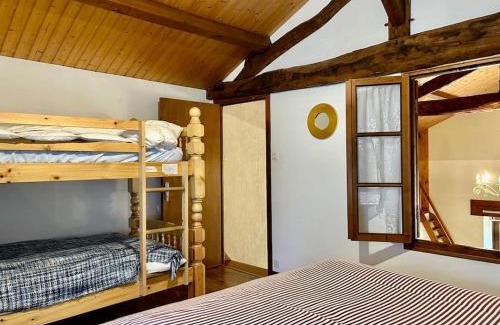 Secondigny House | Maison Paisible avec Lac Privé
