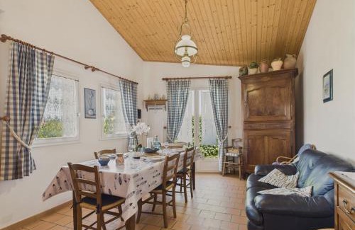 Les Conches House | Maison proche de la mer avec jardin pour 4