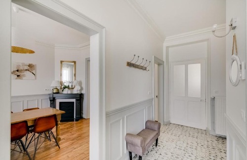 Robert-Espagne House | Maison Qui s'y frotte s'y pique