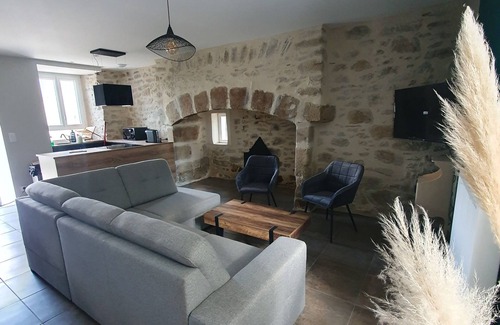 Estivaux House | Maison Rénovée Avec Terrasse + Parc Avec Piscine Chauffée et Terrasse Couverte