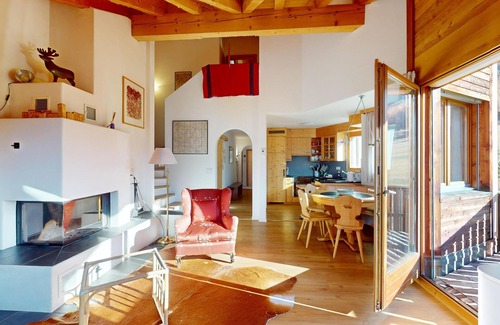 Pontresina Apartment | Maisonette 4-room apartment on the 1st floor, entrance hall with cloakroom.