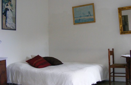 Montreuil Bed & Breakfast | Maisonette at the bottom of a garden, 30 minutes from Paris.