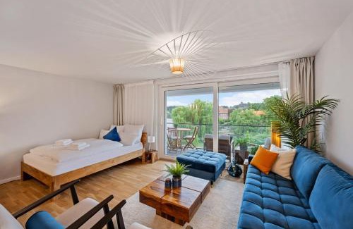 Moelln Apartment | MAISUITES Eisvogel - Zentrale Luxuswohnung mit direktem Seeblick I Bis zu 4 Personen I Premiumküche I Boxspringbett I Kaffeevollautomat I Parkplatz I WLAN