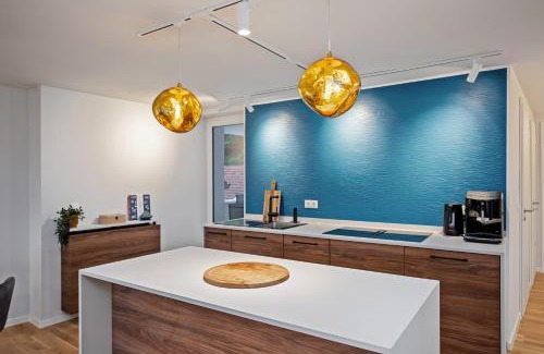 Moelln Apartment | MAISUITES Eisvogel - Zentrale Luxuswohnung mit direktem Seeblick I Bis zu 4 Personen I Premiumküche I Boxspringbett I Kaffeevollautomat I Parkplatz I WLAN