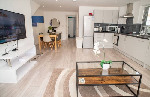 Kidlington Apartment | Maisy Lodge - Two Bed Lux Flat - Parking, Netflix