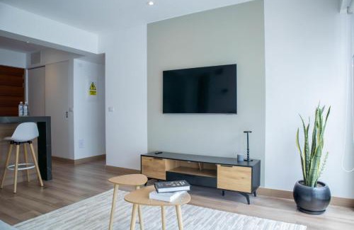 Leuro Apartment | Majestic 2BR with Modern Pool in Miraflores