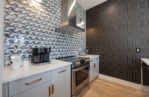 North Nashville House | Majestic Music-Rooftops patios-Mins to Broadway