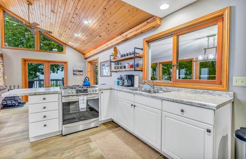 De Soto House | Majestic View Sleeps 8-HOT TUB