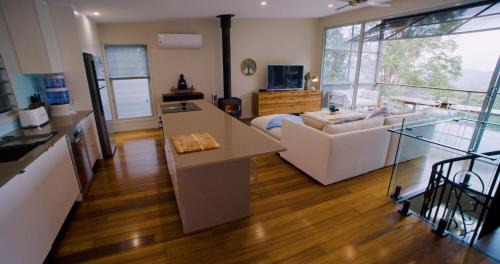 Lower Beechmont House | Majestic Views - Stylish Home