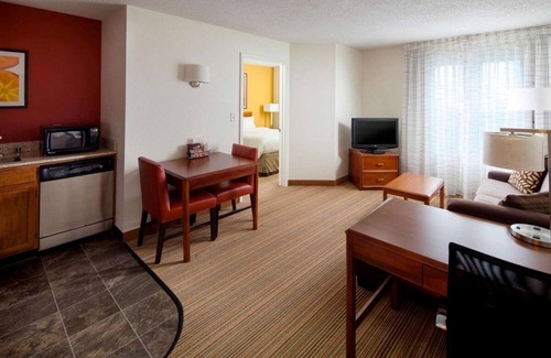 Charleston Hotel | Make Your Trip More Enjoyable! w/Pool, Near Capitol Complex Monument Park